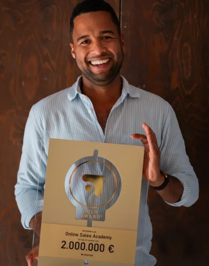 Sascha mit dem elopage Gold Award (2.000.000 €)