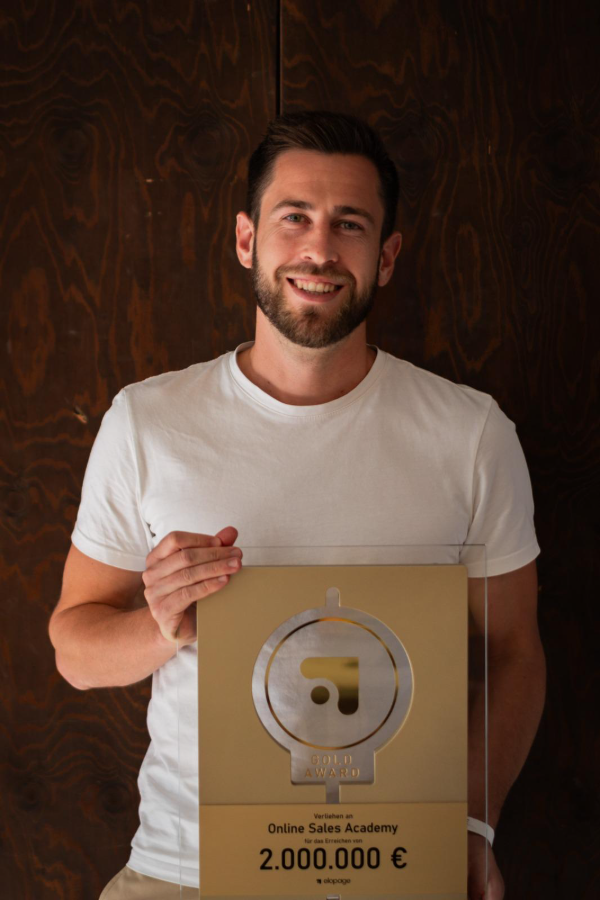 Timo mit dem elopage Gold Award (2.000.000 €)